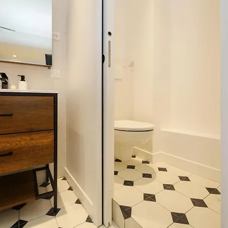 Proche Des Celebres Puces De 4p 아파트